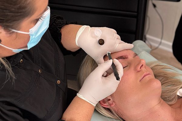 Augenbrauenpigmentierung mit der Microblading Methode